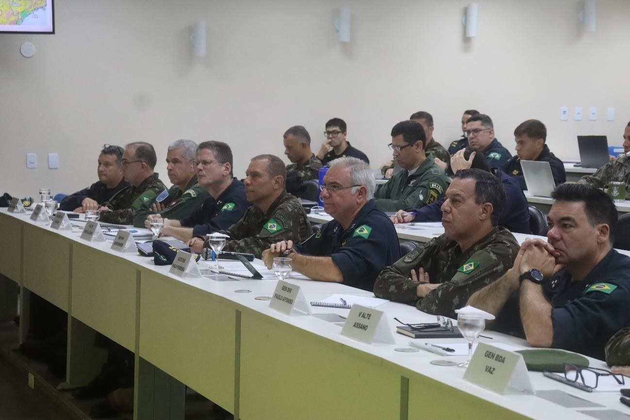 ESG - Alumnos del CEMC presentan trabajos basados en el juego de guerra AZUVER