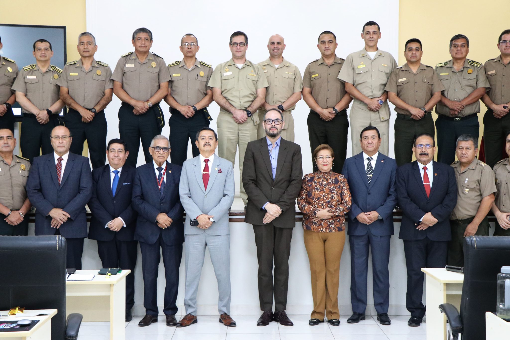 CAEN - Ministro de Defensa realizó visita protocolar al CAEN y destacó labor académica e institucional